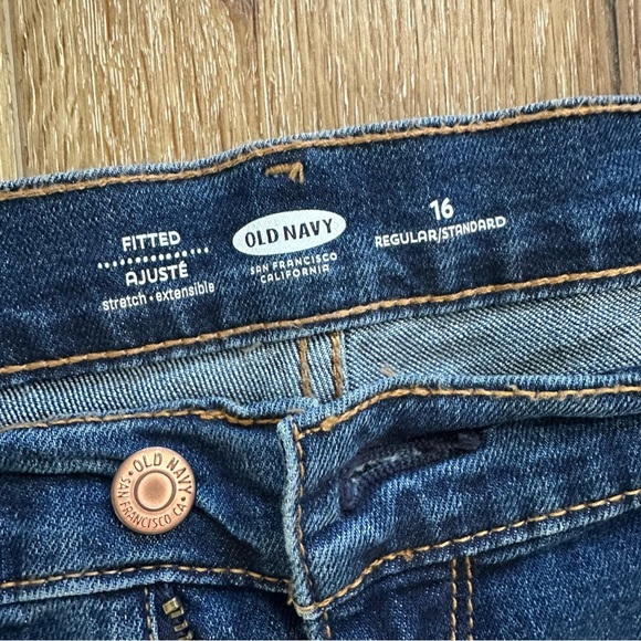 Old Navy Women’s Medium Wash Regular Fitted Denim Rolled Hem Shorts Sz 16 GUC - Picture 4 of 6